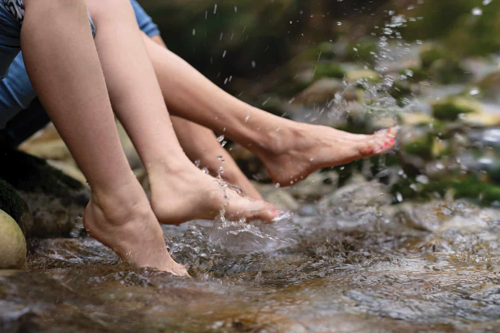 Image de preview - Affiche verticale ‘pieds dans l’eau’